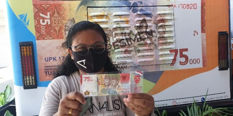 Dian Kandipi, salah satu warga Kota Jayapura, yang telah memperoleh uang pecahan Rp 75.000 yang merupakan edisi khusus HUT RI ke-75, Jayapura, Papua, Selasa (18/8/2020)
