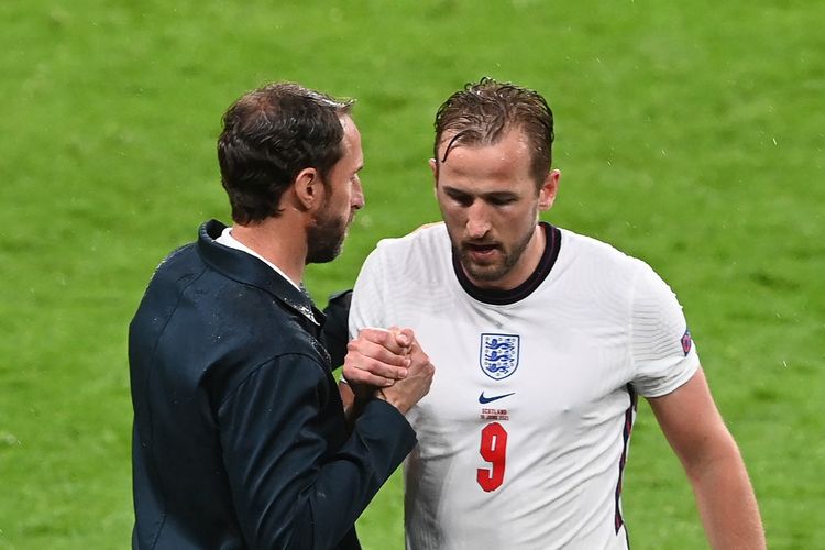 Penyerang timnas Inggris, Harry Kane, memberi salam kepada pelatih Gareth Southgate setelah ia diganti pada laga Grup D Euro 2020 kontra Skotlandia di Stadion Wembley pada Sabtu (19/6/2021) dini hari WIB.