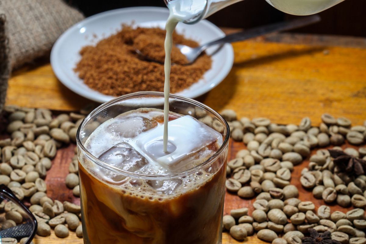 Ilustrasi kopi kekinian dicampur gula aren cair. 