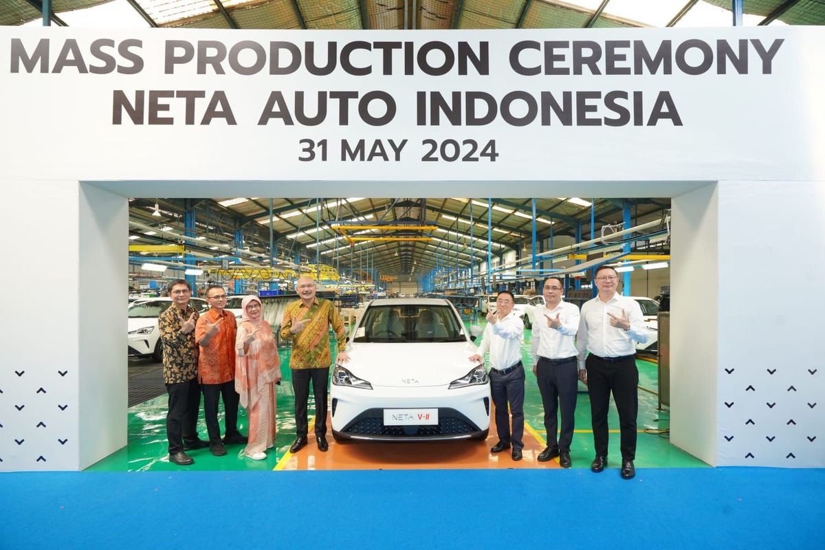Perakitan perdana untuk model terbaru Neta V-II dilakukan di pabrik PT Handal Indonesia Motor di Pondok Ungu, Bekasi, Jawa Barat.