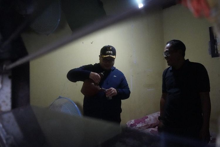 Mas Dhito saat menginap di rumah warga di Desa Siman, Kabupaten Kediri.