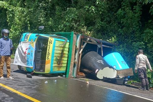 Truk Angkut 4 Ton Lebih Minyak Goreng di Lombok Timur Terbalik, Kerugian Capai Rp 150 Juta