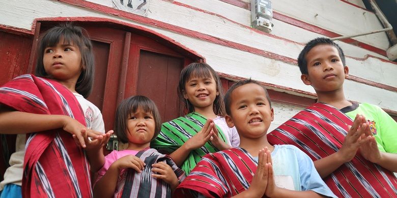 Anak-anak di Desa Papande salah satu penghasil ulos terbaik di tanah Batak