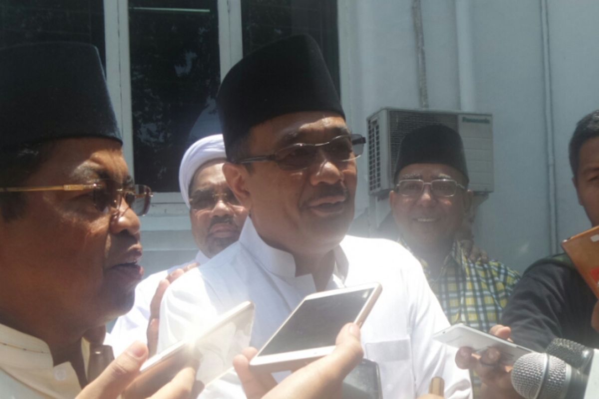 Cawagub DKI Jakarta Djarot Saiful Hidayat dan Sekjen Partai Golkar Idrus Marham usai sholat Jumat di Masjid Cut Meutia, Menteng, Jumat (24/3/2017). 