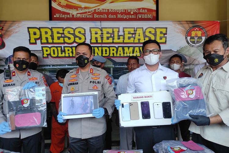 Polisi menunjukan sejumlah barang bukti kasus pembunuhan perempuan muda asal Jakarta di Makopolres Indramayu, Senin (24/10/2022). 