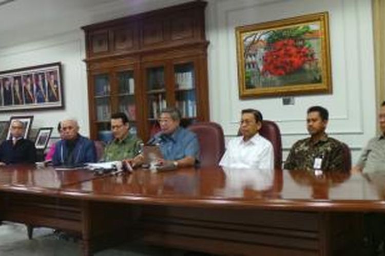 Presiden SBY menggelar rapat terbatas membahas implementasi Jaminan Kesehatan Nasional, Rabu (8/1/2014). Hadir dalam rapat tersebut, Wakil Presiden Boediono, Menteri Koordinator Bidang Perekonomian Hatta Rajasa, Menteri Koordinator Bidang Kesejahteraan Rakyat Agung Laksono, Menteri Kesehatan Nafsiah Mboi, Menteri Sekretaris Negara Sudi Silalahi, Menteri Keuangan Chatib Bisri, Menteri Negara PPN/Kepala Bappenas Armida Alisjahbana, dan perwakilan Ikatan Dokter Indonesia.
