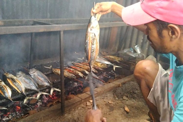 Dari Bara Api ke Rupiah, Kisah Karim dan Ikan Asapnya