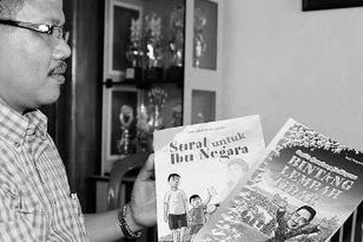 Ketua Dewan Pendidikan Kabupaten Tegal Dimyati memperlihatkan buku-buku tentang Susilo Bambang Yudhoyono, di luar buku seri Lebih Dekat dengan SBY, Selasa (25/1). Buku berjudul Susilo Bambang Yudhoyono, Bintang Lembah Tidar dan Surat untuk Ibu Negara tersebut juga ditemukan bersama dengan buku bantuan dana alokasi khusus lainnya di salah satu SMP di Kabupaten Tegal. 