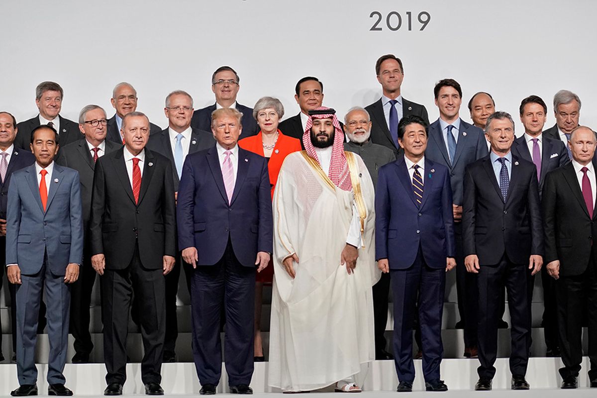 Presiden Joko Widodo (kiri depan) berfoto bersama para pemimpin negara-negara peserta KTT G20 di Osaka Jepang, Jumat (28/06/2019). Presiden Joko Widodo didampingi Ibu Negara Iriana mengikuti serangkaian acara KTT G20 dan pertemuan bilateral dengan sejumlah pemimpin negara sahabat pada 28-29 Juni di Osaka.