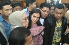 (VIDEO) Atiqah Hasiholan Dampingi Ratna Sarumpaet Jalani Sidang Vonis