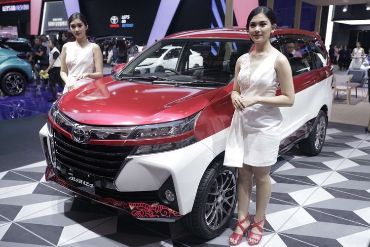 Sejumlah sales promotion girl (spg) berpose di samping salah satu mobil dari Toyota saat pameran Gaikindo Indonesia Internasional Auto Show (GIIAS) 2019 di Indonesia Convention Exebition (ICE) BSD, Serpong, Tangerang, Banten, Kamis (18/7/2019). GIIAS 2019 yang akan berlangsung 18 - 28 juli 2019  diikuti 20 merek kendaraan penumpang, 10 merek kendaraan komersil dan koroseri dan 12 merek sepeda motor.