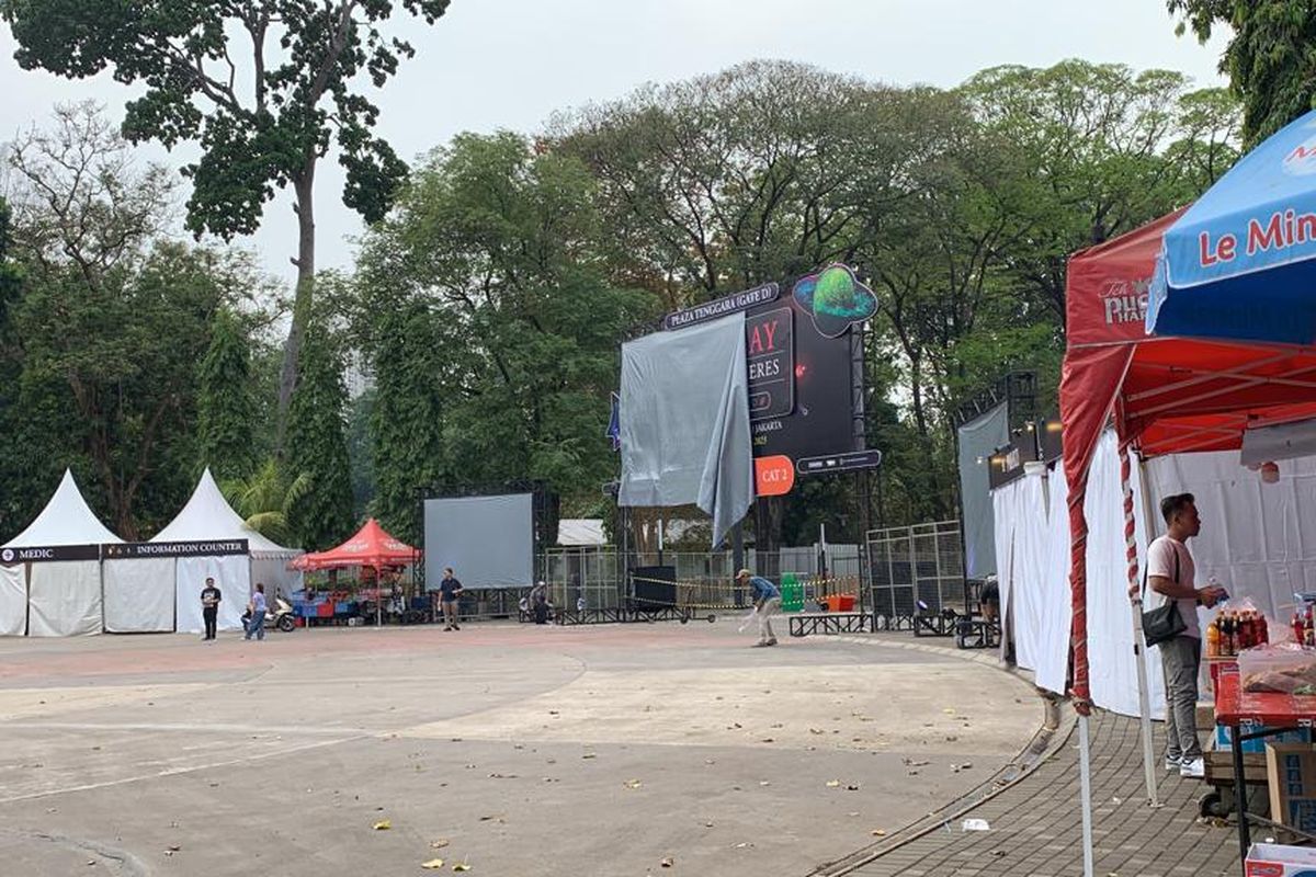 Banner di pintu masuk Plaza Tenggara SUGBK telah didirikan, menyambut konser Coldplay bertajuk Music of the Spheres World Tour di Stadion Utama Gelora Bung Karno (SUGBK) Senayan, Jakarta Rabu (15/11/2023).