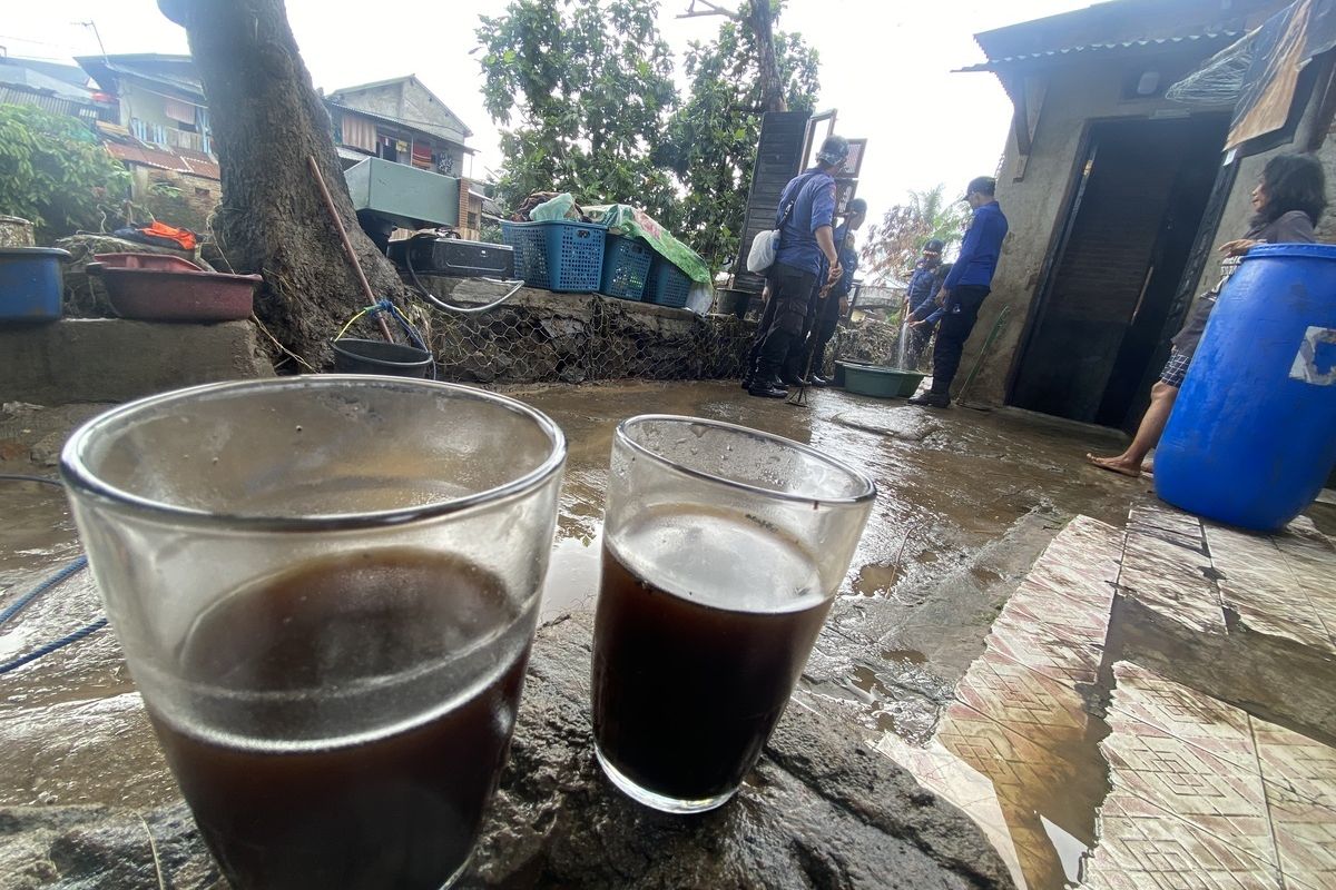 Secangkir Kopi untuk Petugas Damkar di Tengah Material Lumpur Banjir Way Belau Lampung