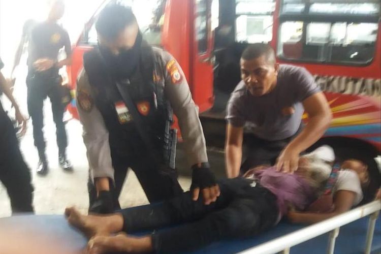 Sejumlah personel Polres Pulau Ambon membawa jasad SS (28) ke rumah sakit Bhayangkara Ambon untuk di otopsi, setelah korban dibunuh oleh suaminya usai terlibat perang mulut di kawasan Pasar Mardika Ambon, Minggu (30/6/2019), 