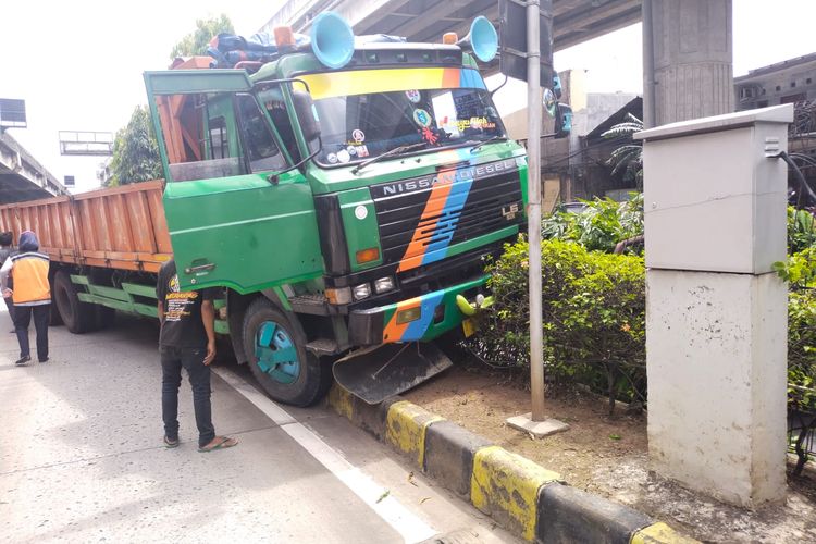 Sebuah truk tronton menabrak pembatas jalan di Jalan DI Panjaitan, Jatinegara, Jakarta Timur, Kamis (25/11/2021). Satu orang menderita luka ringan.