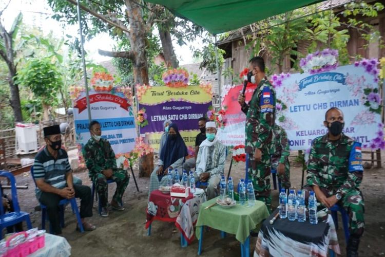 Komandan Korem (Danrem) 162/WB, Brigjend TNI Ahmad Rizal Ramdhani saat mengunjungi kediaman orang tua Lettu Dirman di Kabupaten Bima, NTB.