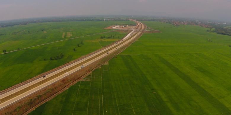 Ruas jalan Tol Cikopo-Palimanan (Cipali), Subang, Jawa Barat, Kamis (18/6/2015). Tol Cipali yang merupakan ruas jalan tol terpanjang di Indonesia yakni 116,75 kilometer tersebut mulai beroperasi, diharapkan dapat mengurangi beban lalu lintas jalur Pantai Utara (Pantura) Jawa hingga 60 persen.