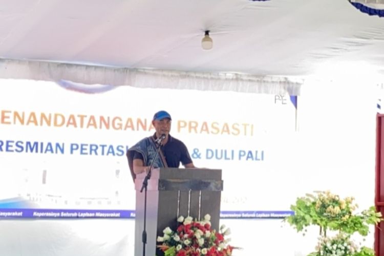 Foto: Gubernur Nusa Tenggara Timur (NTT), Viktor Bungtilu Laiskodat saat memberikan sambutan peresmian pertashop Nita dan Duli Pali, di Desa Nita, Kecamatan Nita, Kabupaten Sikka, Minggu (10/4/2022).