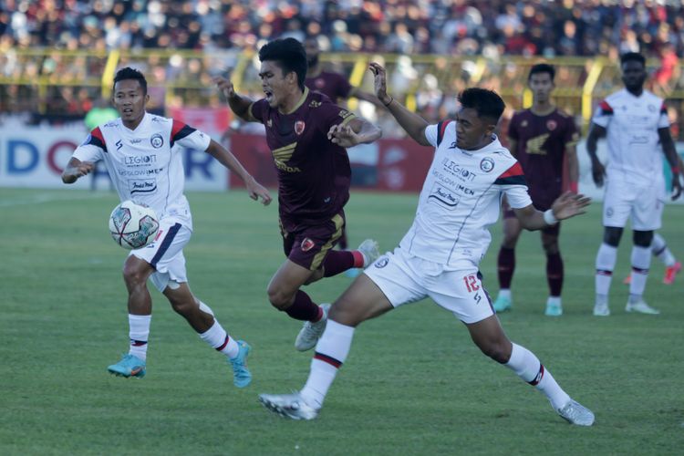 Pemain PSM Makassar M Rizky Eka Putra dijaga ketat Pemain Arema FC Dendi Santoso dan Rizki Dwi saat pertandingan pekan 5 Liga 1 2022-2023 yang berakhir dengan skor 1-0 di Stadion Gelora BJ Habibie Pare-Pare, Sabtu (20/8/2022) sore.. 