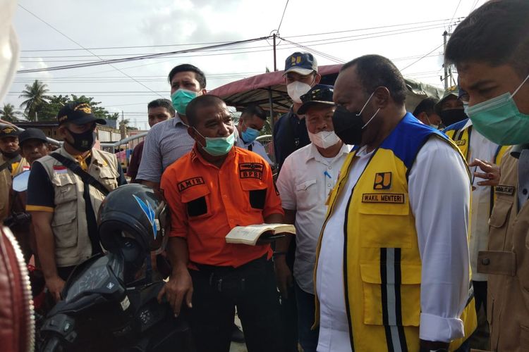 Wakil Menteri Pekerjaan Umum dan Perumahan Rakyat (PUPR) RI, John Wempi Wetipo, meninjau tiga titik lokasi banjir di Kabupaten Aceh Utara, Selasa (8/12/2020).