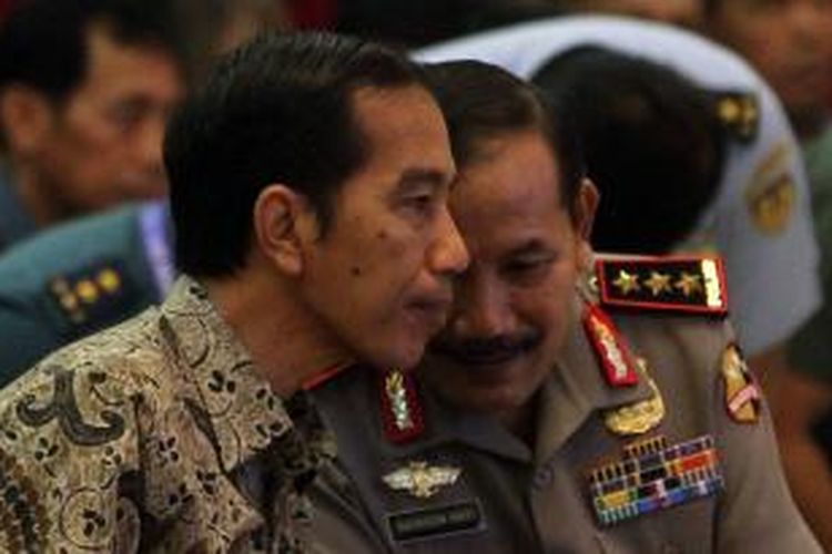 Presiden Joko Widodo berbincang dengan Plt Kapolri Komjen Pol Badrodin Haiti (kanan) dalam acara pembukaan Rapat Pimpinan (Rapim) TNI-Polri di Auditorium PTIK/STIK Jakarta, Selasa (3/3/2015). Rapim TNI-Polri 2015 ini mengambil tema Sinergitas TNI-Polri Penggerak Revolusi Mental.