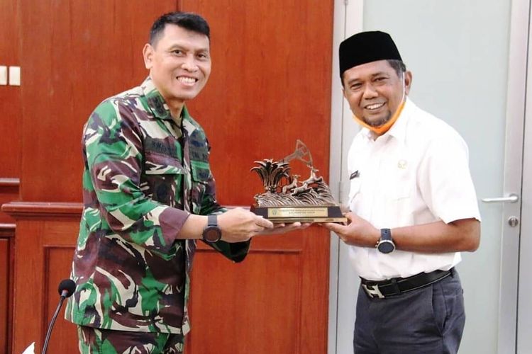 Wakil Bupati PPU (kanan) saat menerima menerima rombongan kerja Mabes TNI AU di Kantor Bupati PPU, Rabu (8/7/2020).