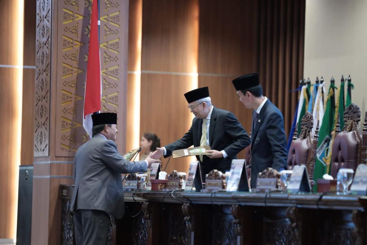 Wakil Gubernur (Wagub) Sumatera Selatan (Sumsel) Mawardi Yahya didampingi oleh Sekretaris Daerah Provinsi (Sekdaprov) Sumsel SA Supriono menghadiri Rapat Paripurna LXIV (64) Dewan Perwakilan Rakyat Daerah (DPRD) Provinsi Sumsel, Jumat (8/6/2023).

