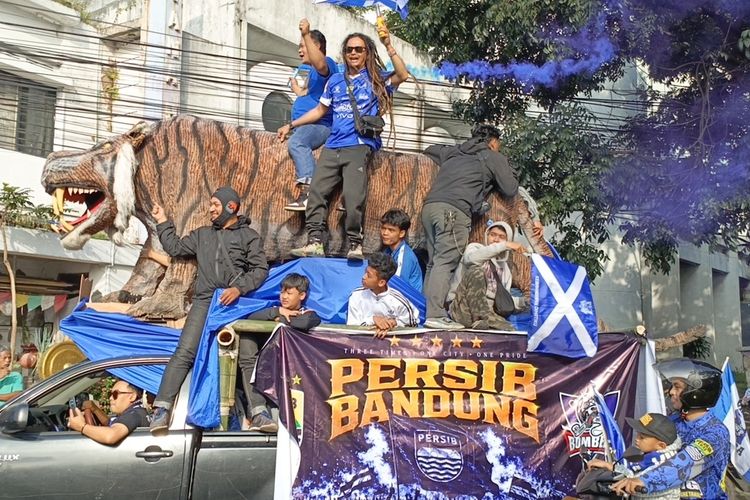 Jadi Saksi Persib Juara 4 Kali, Bobotoh Ini Pilih Tunggu Iring-Iringan Konvoi di Patung Ajat