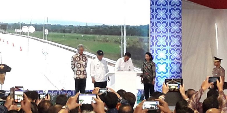 Presiden Joko Widodo didampingi Menteri PUPR Basuki Hadimuljono dan Menteri BUMN Rini Soemarno meresmikan Jalan Tol Bawen-Salatiga, Senin (25/9/2017).