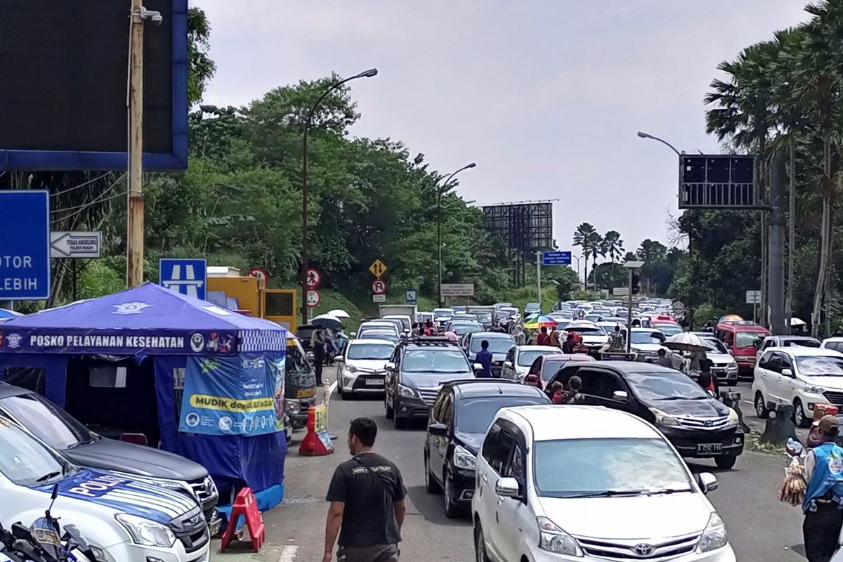 Kemacetan lalu lintas di kawasan wisata Puncak Bogor, Jawa Barat, Senin (24/4/2023).