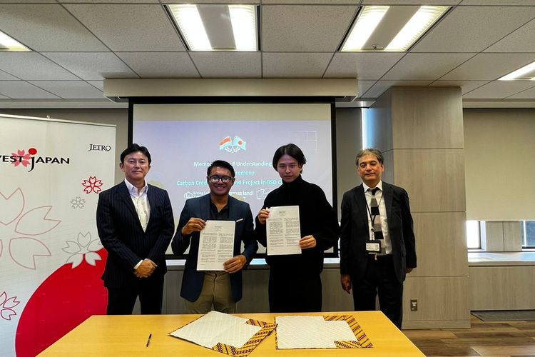 Mitra Living Lab Ventures Bayu Seto dan CEO Spatial Pleasure Group Soma Suzuki, disaksikan oleh Chairman Office Sinarmas Group Shingo Kobayashi dan Executive Vice President Jetro Kazuya Nakajo secara simbolis menandatangani Memorandum of Understanding (MoU) antara Living Lab Ventures dan Spatial Pleasure sebagai startup Jepang pertama yang masuk ke dalam Japanese Incubation Center di BSD City pada Selasa (24/10/2023) di Kantor Pusat JETRO, Tokyo, Jepang.