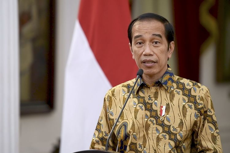 Presiden Joko Widodo menyampaikan keterangan terkait penerapan PPKM di Istana Merdeka, Jakarta,  Minggu (25/7/2021). Presiden Joko Widodo memutuskan untuk melanjutkan penerapan Pemberlakuan Pembatasan Kegiatan Masyarakat (PPKM) level 4 dari 26 Juli hingga 2 Agustus 2021 dengan beberapa penyesuaian terkait aktivitas dan mobilitas masyarakat yang dilakukan secara bertahap. ANTARA FOTO/Biro Pers - Setpres/hma/rwa