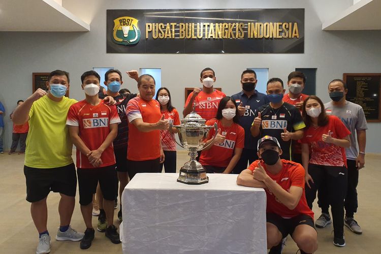 Piala Thomas yang berhasil diboyong tim bulu tangkis Indonesia dalam perebutan di Denmark, medio Oktober silam, akhirnya mendarat di Pelatnas Cipayung, Jakarta Timur, Jumat (5/11/2021) petang. 