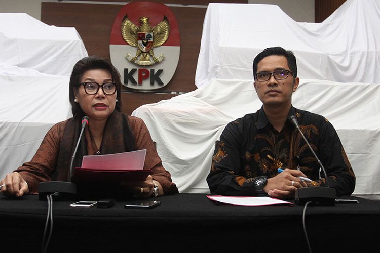 Wakil Ketua KPK Basaria Panjaitan (kiri) didampingi Jubir KPK Febri Diansyah (kanan)  memberikan keterangan kepada wartawan terkait hasil operasi tangkap tangan (OTT) yang menjerat  anggota DPR Fraksi Golkar Bowo Sidik Pangarso, saat memberikan keterangan pers, di Gedung KPK Merah Putih, Jakarta, Kamis (28/3/2019). Uang senilai Rp 8 miliar yang dibagi dalam 84 kardus atau 400 ribu amplop dengan pecahan Rp 20 ribu dan Rp 50 ribu tersebut diduga sebagai suap untuk pelaksanaan kerja sama Pengangkutan Bidang Pelayaran antara PT Pupuk Indonesia Logistik (PILOG) dan PT Humpuss Transportasi Kimia (HTK), dan diduga digunakan untuk membantu biaya kampanye 2019.