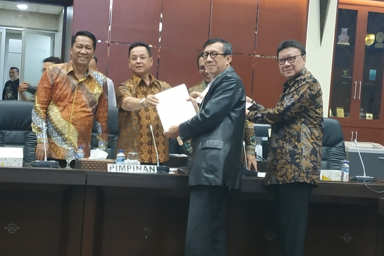 Badan Legislasi (Baleg) menggelar rapat kerja bersama Kementerian Dalam Negeri (Kemendagri) dan Kementerian Hukum dan Hak Asasi Manusia (Kemenkumham) di Kompleks Parlemen, Senayan, Jakarta, Kamis (12/9/2019). 