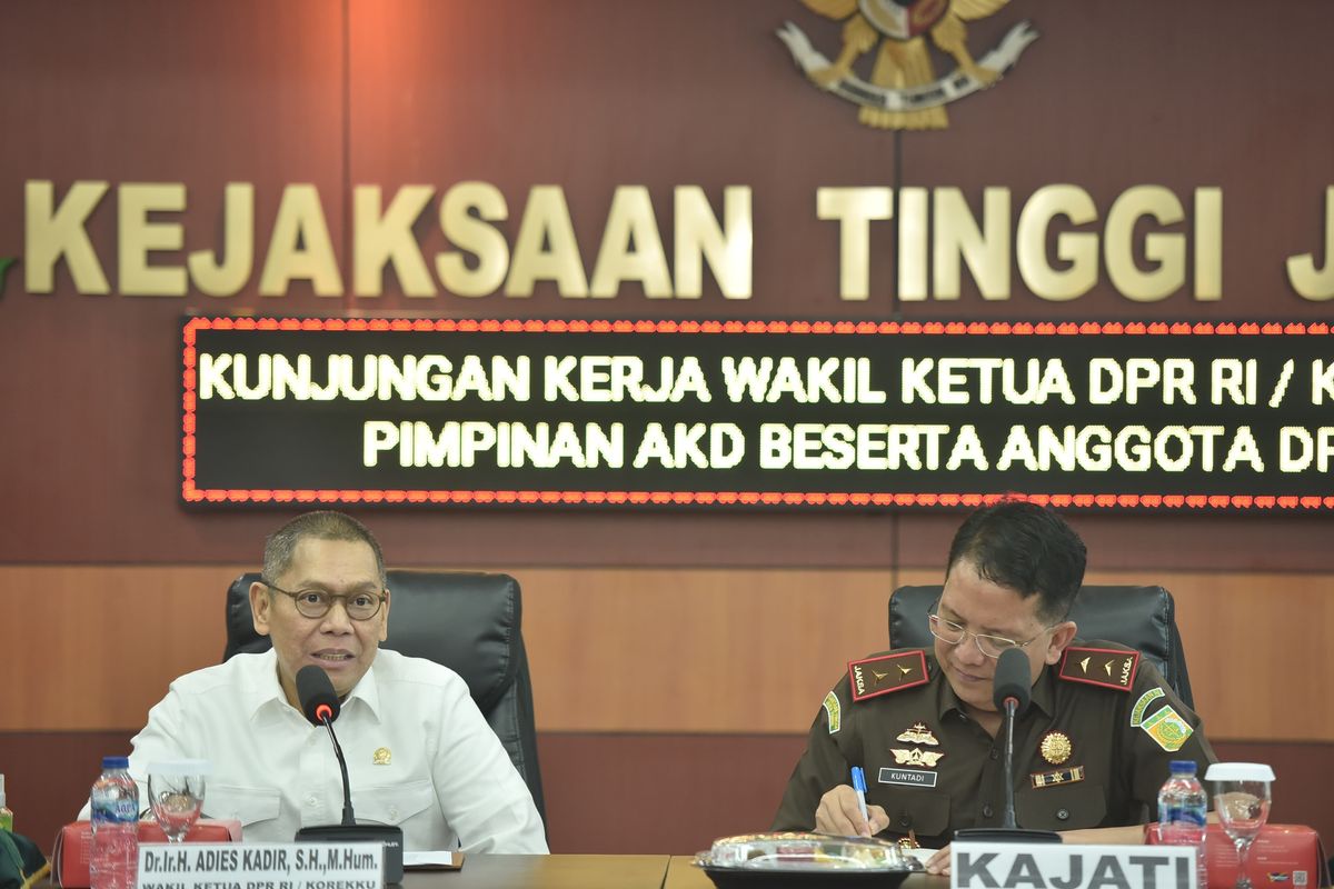 Wakil Ketua DPR RI Adies Kadir saat pertemuan dengan Kepala Kejaksaan Tinggi Jawa Timur, Kuntadi, dalam kunjungan kerja di Surabaya, Selasa (17/6/2025). 
