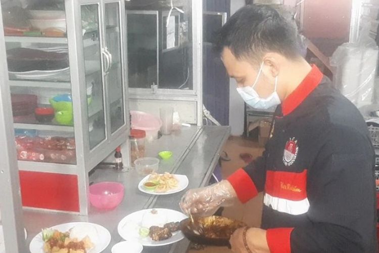 Nur Rokhim mantan chef hotel sedang memasak untuk pelanggannya di cafe dan resto miliknya.