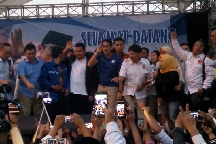 Sandiaga Uno saat menyapa pendukungnya di Perumahan Cempaka Desa Lebakjaya Kecamatan Karangpawitan, Senin (15/10/2018) sore