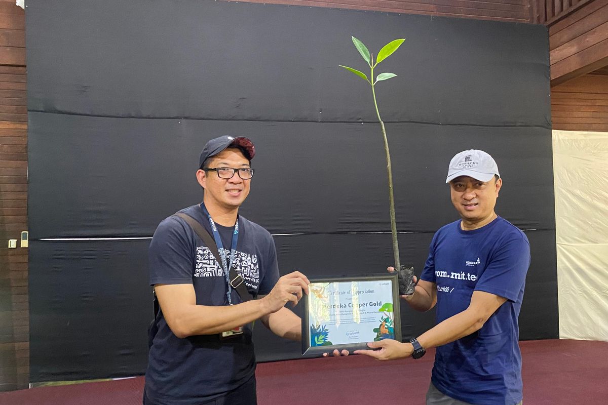 Direktur PT Bumi Suksesindo (PT BSI), Cahyono Seto menerima piagam simbolis menjelang penanaman mangrove di Taman Wisata Angke Jakarta, Kamis (25/7/2024).