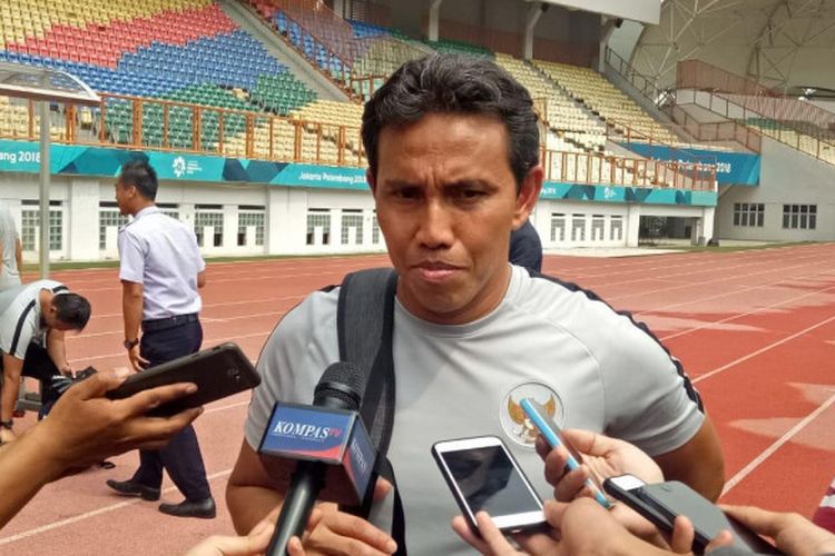 Pelatih timnas Indonesia, Bima Sakti setelah sesi latihan, Senin (5/11/2018).
