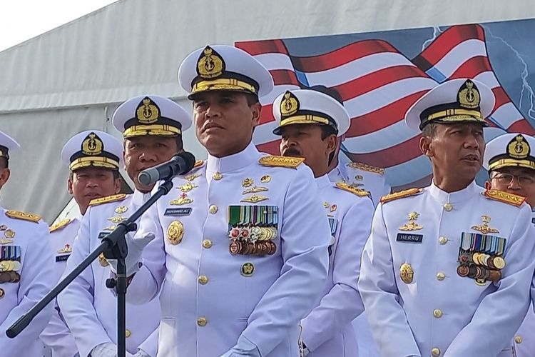 Kepala Staf Angkatan Laut atau KSAL Laksamana Muhammad Ali (paling depan) beserta jajaran dari atas KRI Banda Aceh-593 yang bersandar di Mako Kolanmil, Tanjung Priok, Jakarta Utara, Senin (16/1/2023).