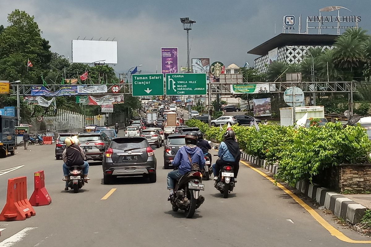 Sejumlah kendaraan roda empat terlihat memadati Jalan Raya Puncak Bogor, Simpang Gadog, Kabupaten Bogor, Jawa Barat, Rabu (28/10/2020) siang.