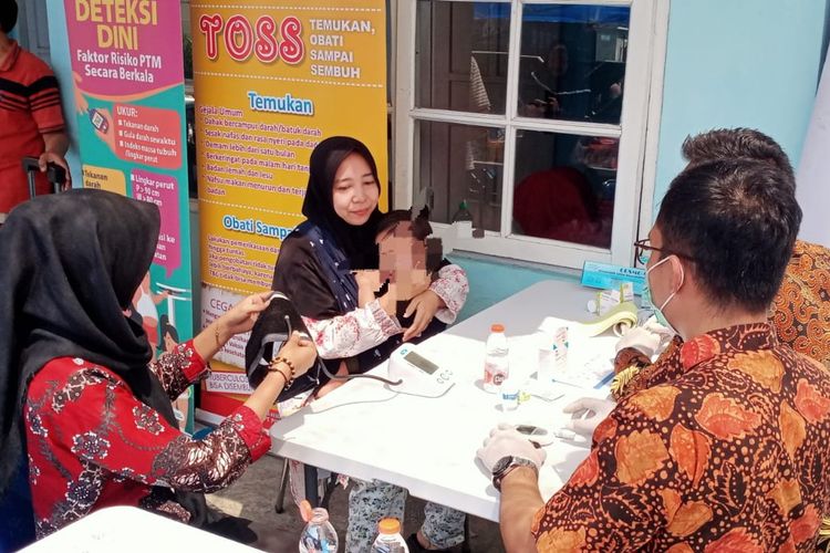 Salah satu anak penyandang disabilitas bersama ibunya memanfaatkan layanan Posyandu Disabilitas di Jalan Danau Sentani Tengah, Sawojajar, Kota Malang, Jawa Timur. 