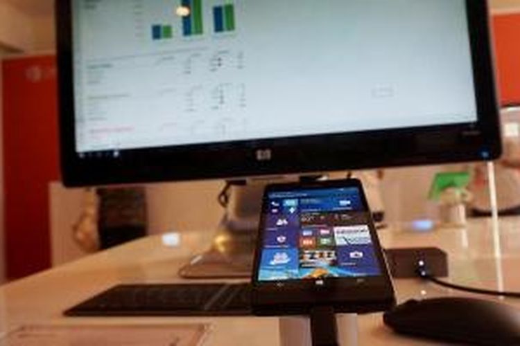 Lumia 950 terhubung dengan monitor, menjadikannya layaknya perangkat CPU dengan OS Windows 10.