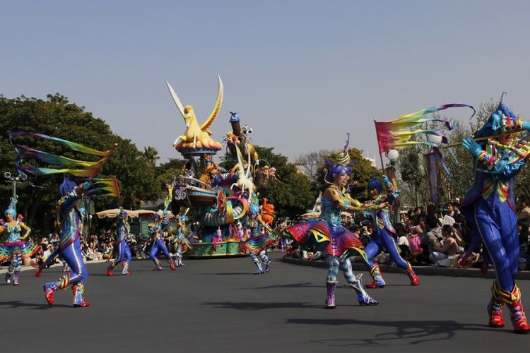 Para penari berjalan mengawali parade berbagai tokoh Disney di Tokyo Disneyland, Jumat (13/4/2018). Parade ini digelar dalam rangka ulang tahun ke-35 Tokyo Disneyland.