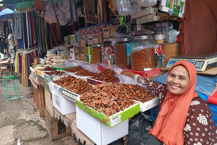 Pedagang kurma di Pasar Jatinegara, Jakarta Timur, bernama Uud (65), Rabu (13/3/2024).