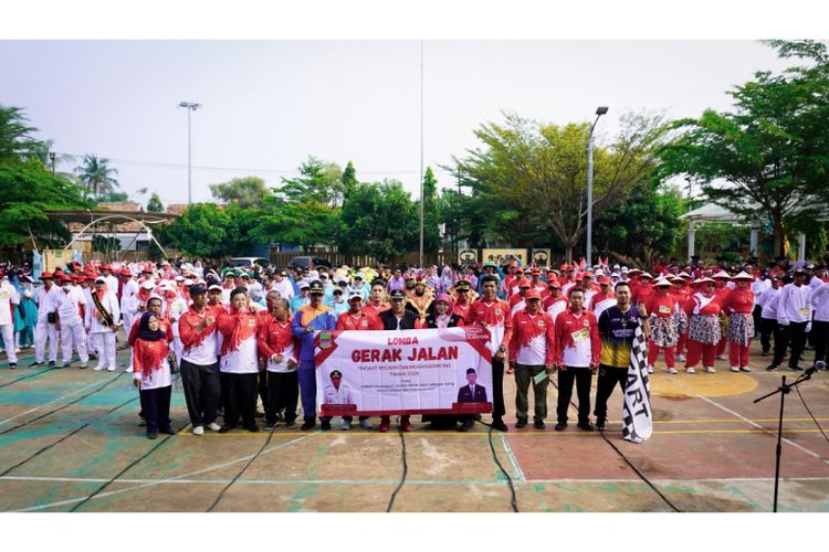 Penyerahan hadiah kepada para pemenang Merdeka Clean Up 