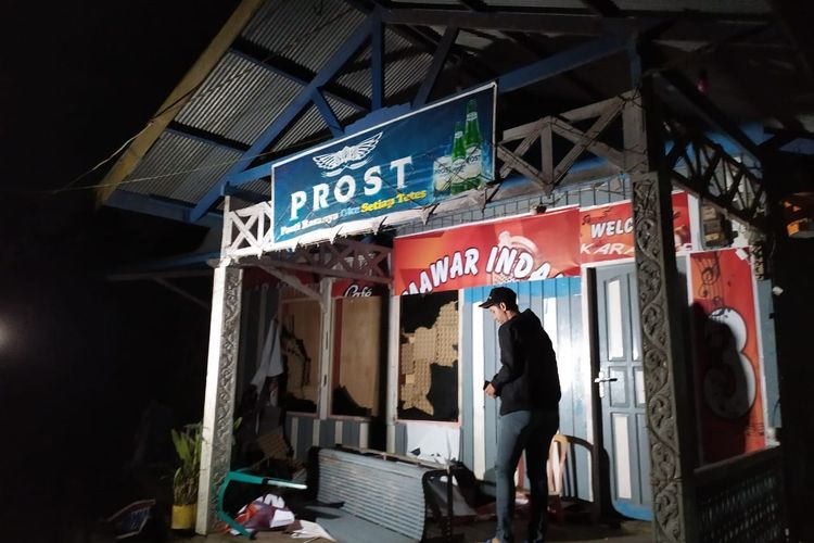 Massa merusak wisna di eks lokalisasi Loa Hui, Jalan Kurnia Makmur, Kelurahan Harapan Baru, Kecamatan Loa Janan Ilir, Samarinda, Kaltim, Selasa (10/3/2020) malam. 