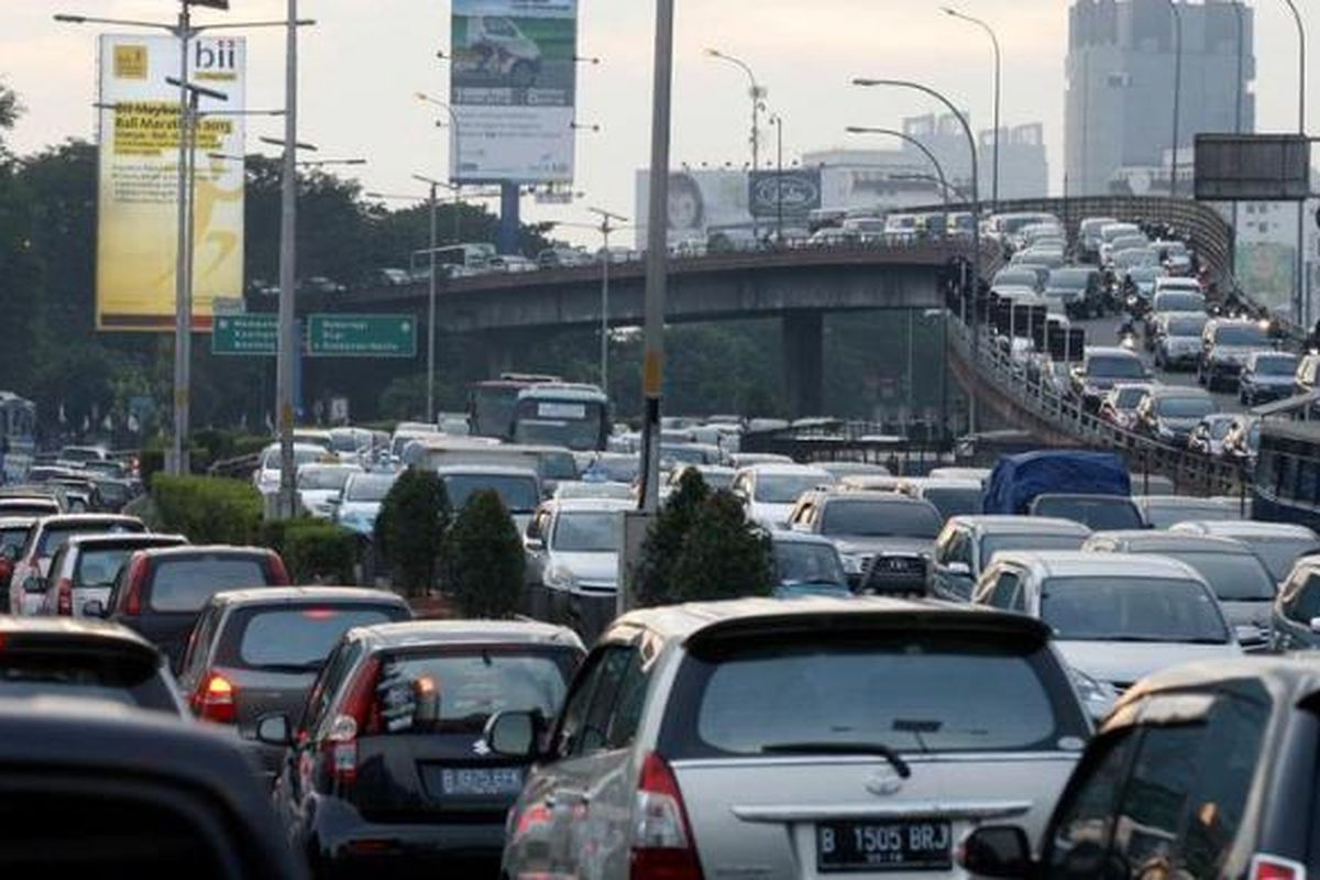 Kepadatan kendaraan di tol dalam kota di kawasan Kuningan, Jakarta, Rabu (7/5/2013). Persoalan kemacetan menjadi persoalan yang mendera Jakarta karena pertumbuhan jumlah kendaraan yang tidak sebanding dengan penambahan infrastruktur jalan.
