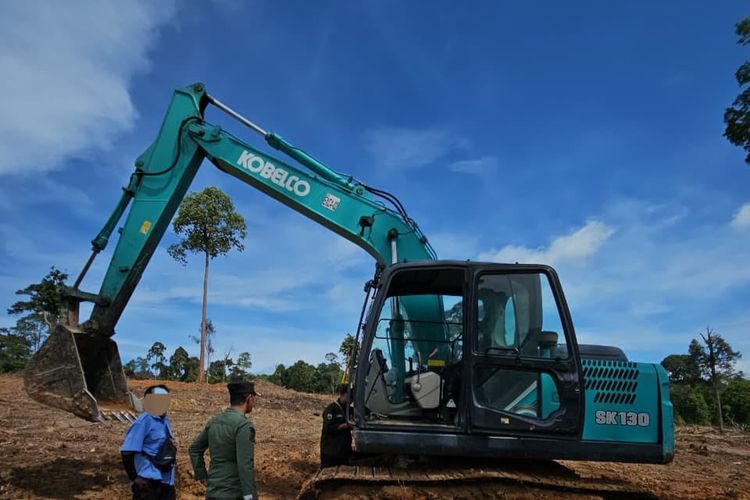 Alat berat disita dari Hutan Lindung Sungai Wain, Balikpapan, Kalimantan Timur. 